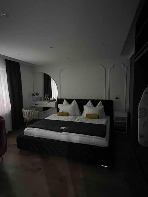 Traum Wohnung Mit Kingsize-Bett Graz Bagian luar foto